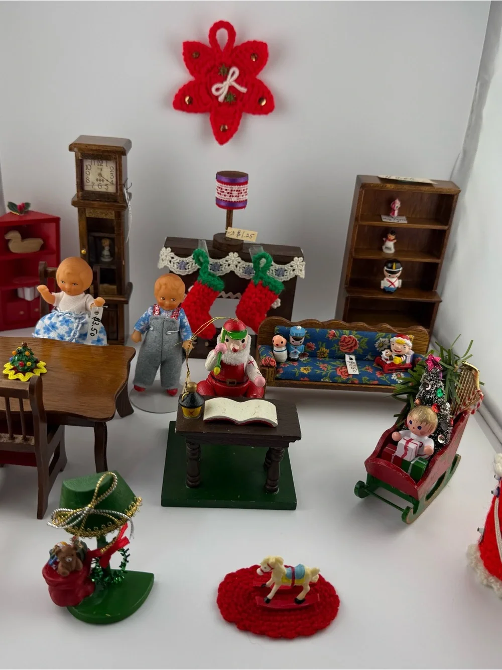 Vintage-style miniature dollhouse furniture and Christmas decorations Scale 1:12